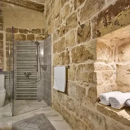 Relaxing Unique House Has A Style Of Its Own ! Guest house