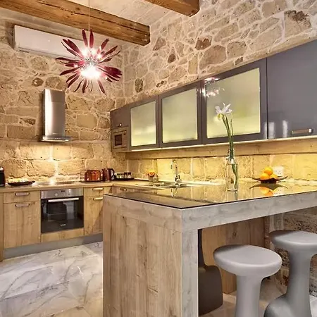 Relaxing Unique House Has A Style Of Its Own ! Guest house